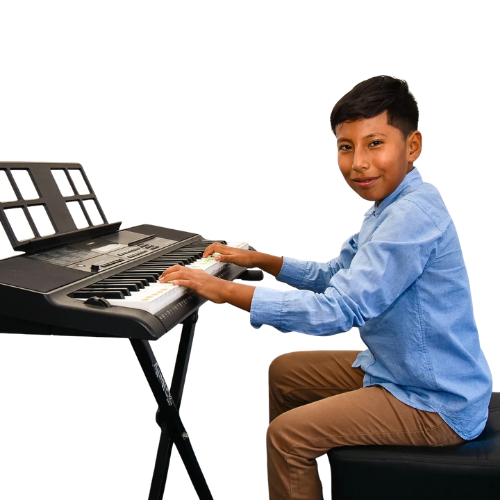 Niño tocando piano feliz, enamorado de la música en LíraAlex