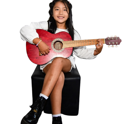 Niña explorando la guitarra en su clase demo gratis en LíraAlex