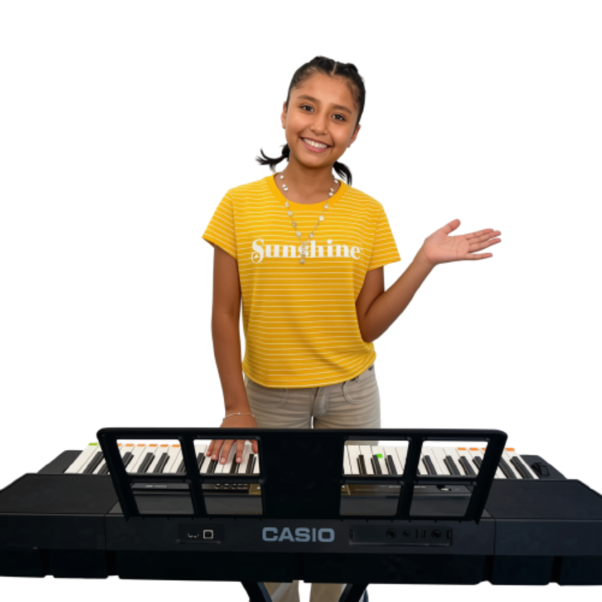 Niña cantando con micrófono en LíraAlex Escuela de Música, San Juan de Lurigancho